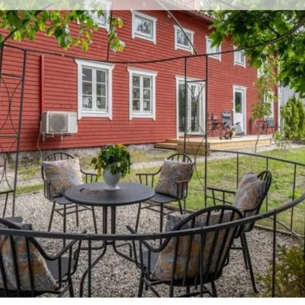 Semesterlägenheter på Nordgrenska gården, hotel v destinaci Åmål
