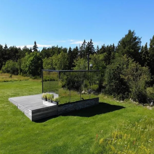 Seaside getaway in Ööd mirror house with sauna, hotel in Vihterpalu