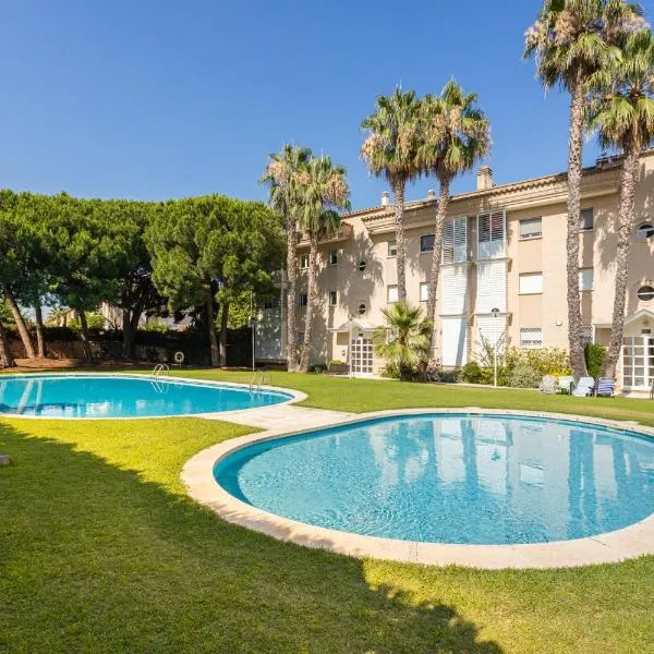 SeaBreezeHeaven - Sea View Apartment, Pool & Spacious Terrace with BBQ - 50m from Sant Pol Beach, hotel em Sant Feliu de Guíxols