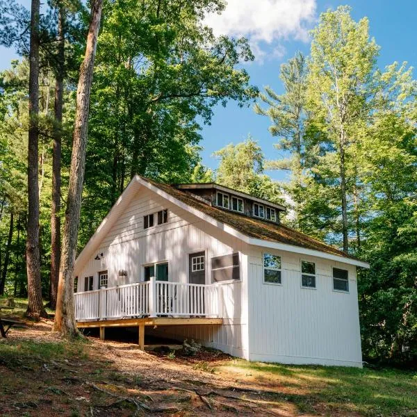 "Cabin Fever" on Arbutus Lake, hotel v destinaci Traverse City