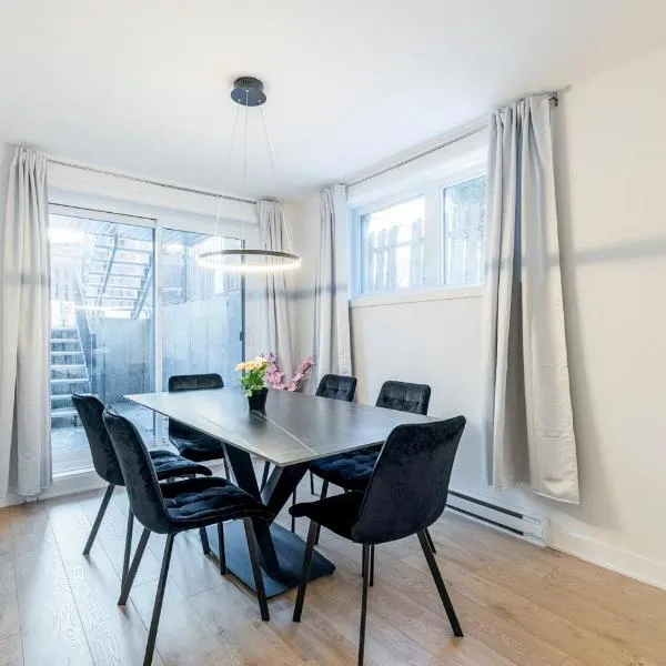 Longueuil New Stylish 3-BDR free parking close to Dix 30&DT, hotel u gradu 'Longueuil'