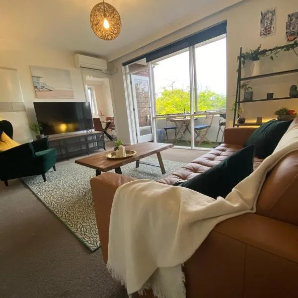 Sunny 2 bedroom apartment in Ripponlea，位于墨尔本的酒店