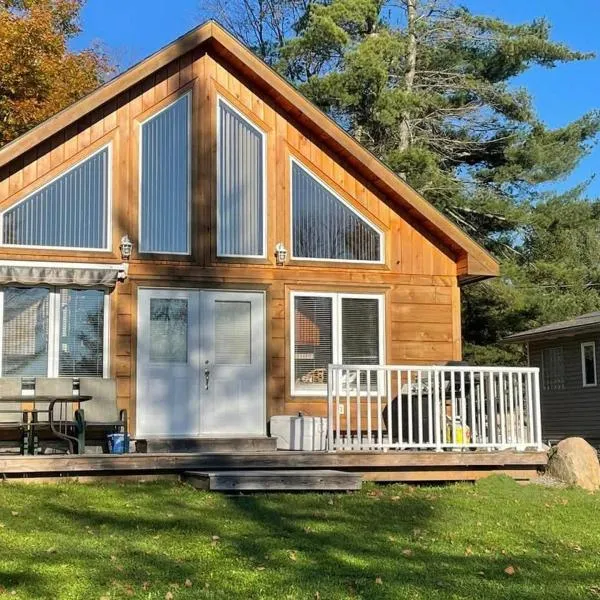 Muskoka Lakefront 3-bdrm Chalet #90, hotell i Port Carling