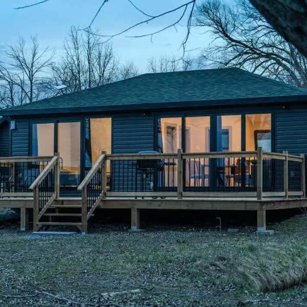 2-bedroom Lake Front Cottage in Harwood ON #4, hotel i Harwood