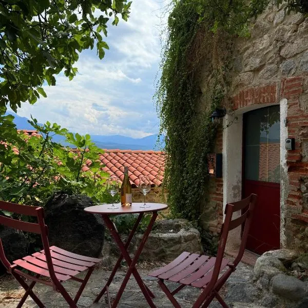 Charming stone house in Eus - Vue sur les Montagnes & Confort 2025, hotel em Eus