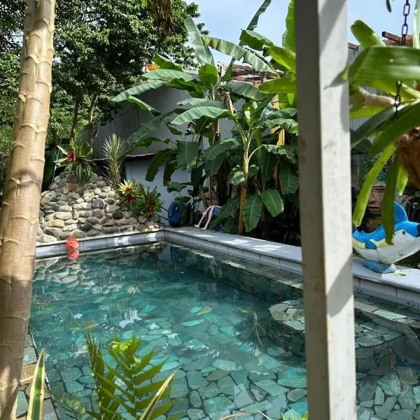 Casa Sophia 3 listings Apartment 1 or Apartment 2 separately or Apt 1 and 2 together all with FO internet, Hotel in Guápiles
