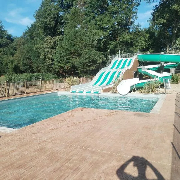 camping nature le Valenty mobil-home-Dordogne panoramique clim piscine, hotel in Soturac