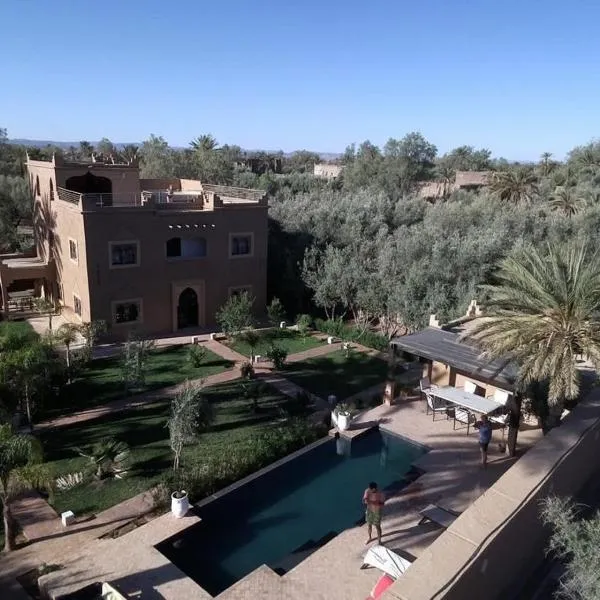 Dar Lily, villa familiale avec piscine et services, hotel in Skoura