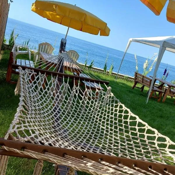 Seafront Apartment by the sea and with a beach and with big garden, hotel in Rize