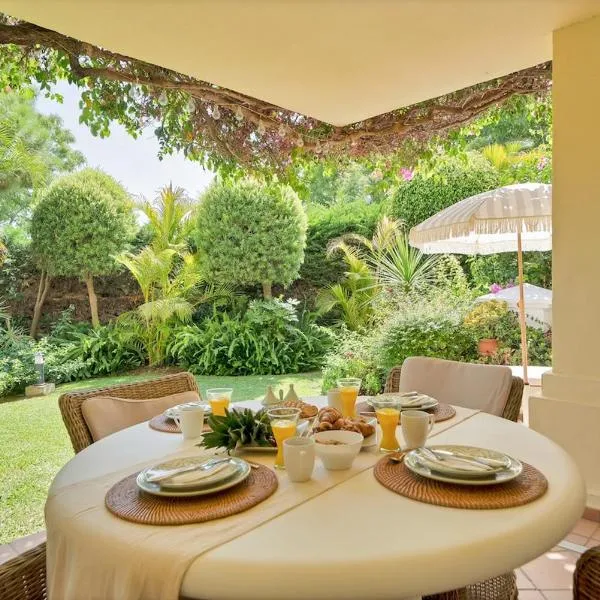 Arqueros Luxury Apartment - Private Garden & Pool, hotel v mestu Benahavís