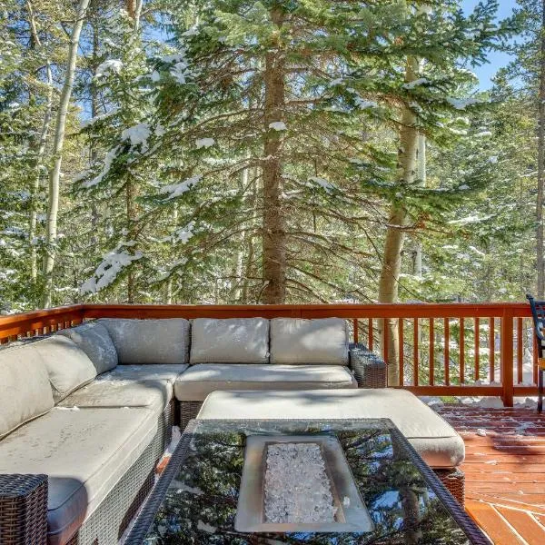 Idaho Springs Cabin with Hot Tub on Half Acre!: Idaho Springs şehrinde bir otel