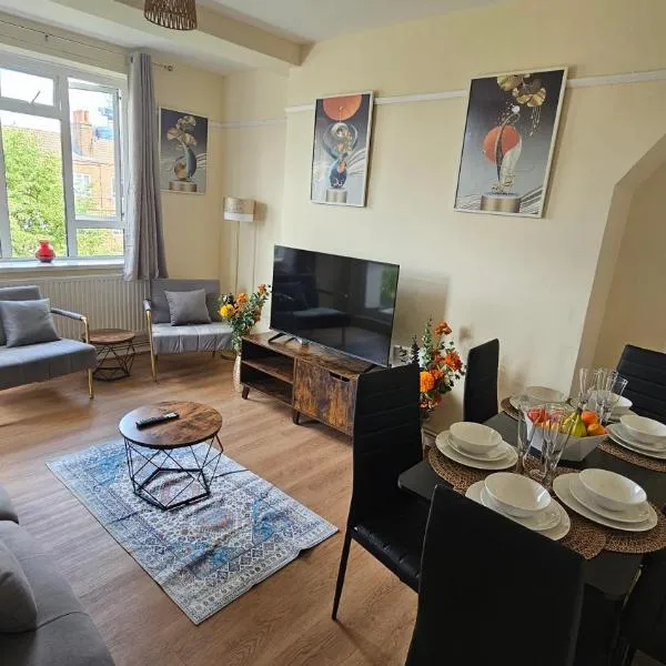 Cozy Vauxhall Nest-3 bedroom flat, with balcony and lift, hotel a Londra