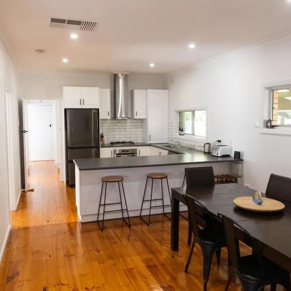 North Central Spacious Charmer, מלון בשפרטון