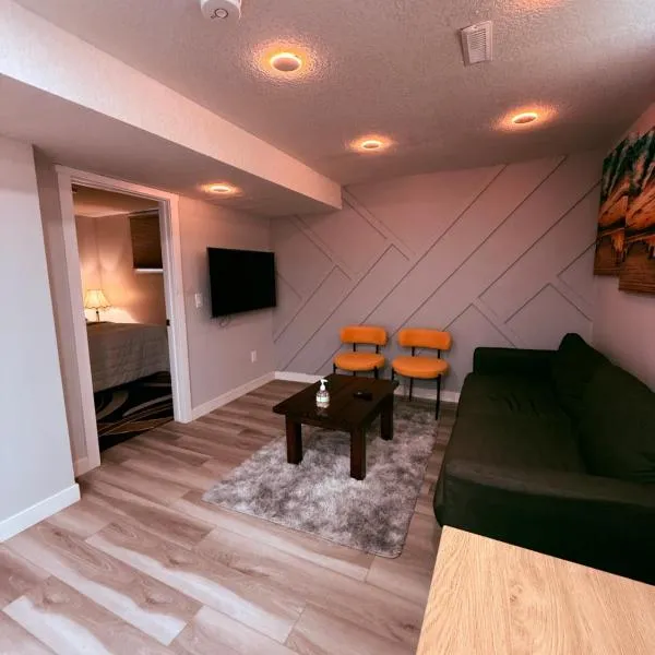 Spacious 2 bedroom 3 beds lower unit with separate entrance and parking space Near Downtown, Calgary Zoo, Costco and many more, hotel v destinaci Calgary