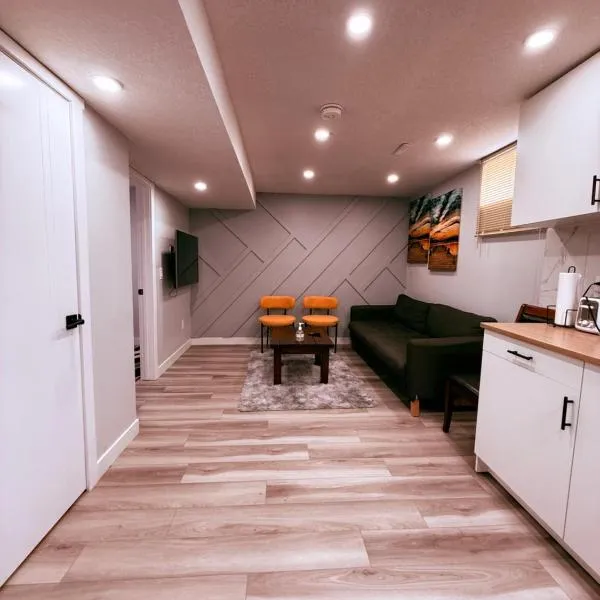 Spacious 2 bedroom 3 beds lower unit with separate entrance and parking space Near Downtown, Calgary Zoo, Costco and many more, hotel in Calgary