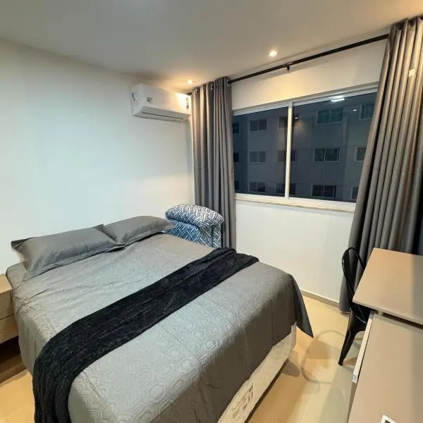 Ap próx ao shopping com garagem, piscina e ar, hotel in Sobral