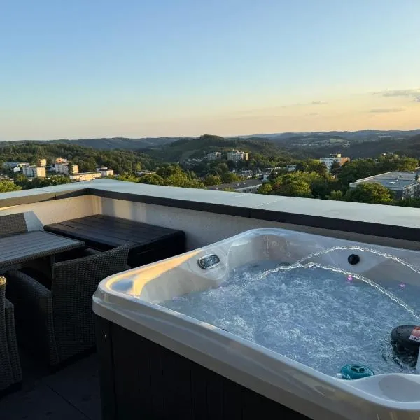 Penthouse mit Sauna, Jacuzzi & Tischkicker, hotel din Bergneustadt