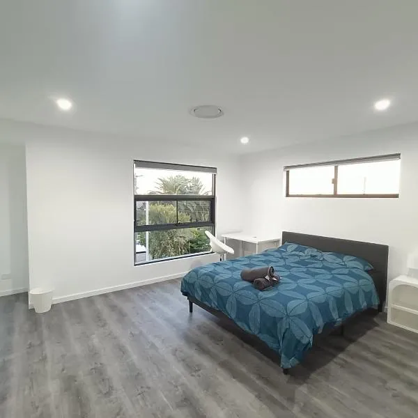 Modern and Spacious Queen Room with Attached Bathroom - NR2, hotel in Guildford