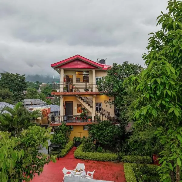 Riva Dreams 2-BHK Retreat with Hill Views & Lush Garden, hotel in Dharmsala