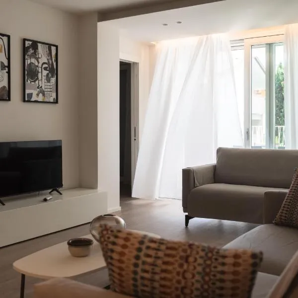 Monaco Apartments, хотел в Линяно Сабиадоро