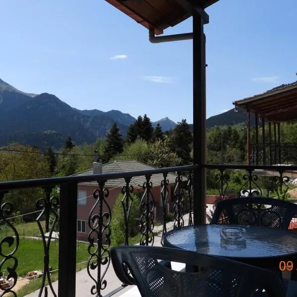 ΥΠΕΡΟΧΟ ΣΠΙΤΙ ΜΕ ΘΕΑ ΣΤΟ ΝΕΟ ΔΕΡΜΑΤΙ Karpenisi, hotel em Karpenision