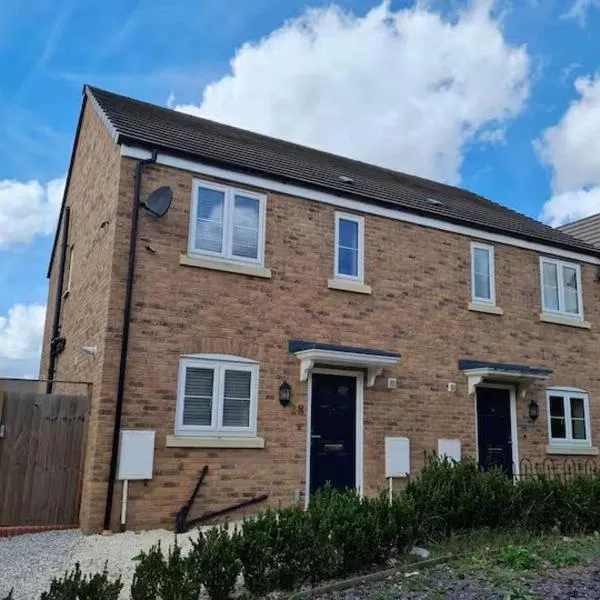 Spacious 3-Bed House - Sleeps 8 Garden & Parking, hotel in Peterborough
