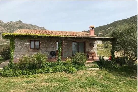 Stazzo Gallurese con vista sul golfo di Olbia, hotel in Pittulongu
