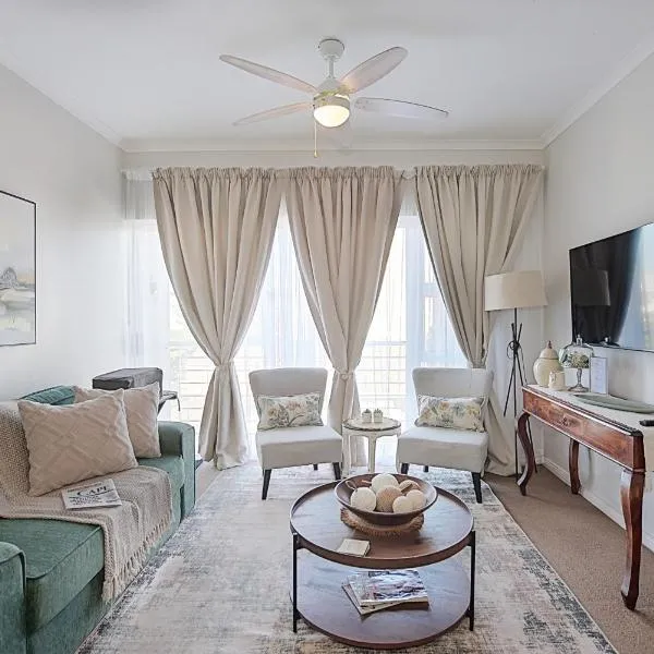 Unwind at Coral Bright 2BR Beach Apartment, hotel di Bloubergstrand