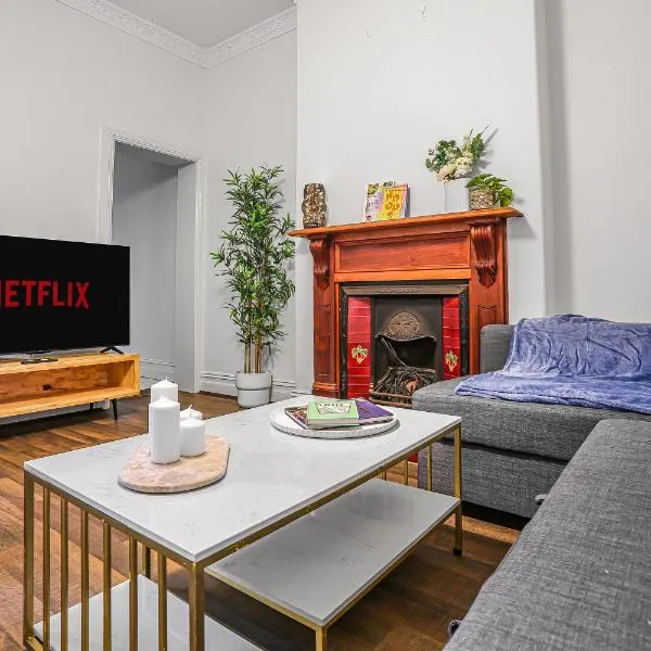 Spacious 4 Bedroom House Darling Harbour-10 Guests, hotel in Sydney