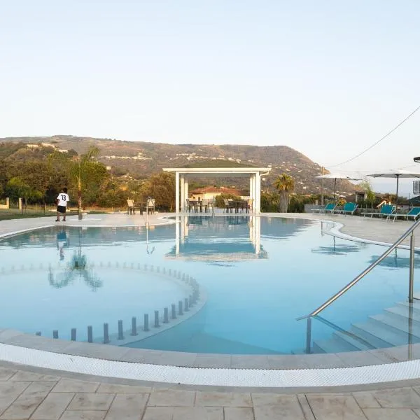 LA PERLA MARE- Wi-fi and free parking – hotel w mieście Capo Vaticano
