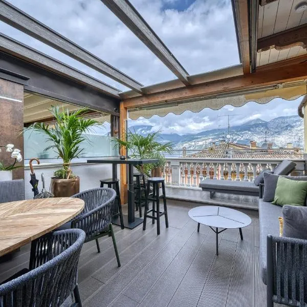 City CENTRAL Apartment - Attico Porto Brenzone -lakefront rooftop terrace, hotel a Brenzone sul Garda