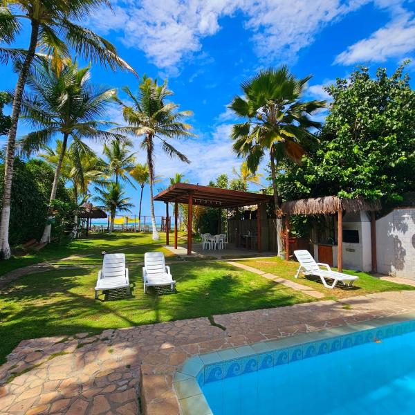 Belíssima casa 2 suites beira mar em condomínio com piscina, pe na areia