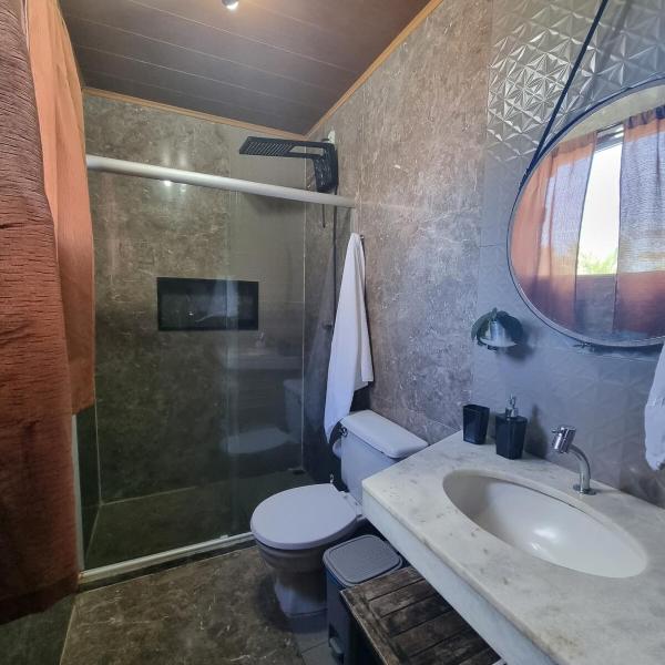 Belíssima casa 2 suites beira mar em condomínio com piscina, pe na areia - Foto 3