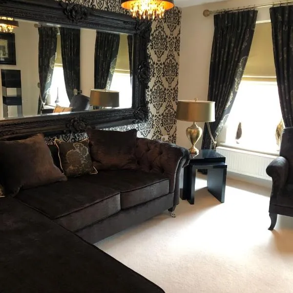 2-Bed Hillside House - Sleeps 4 Garden & Parking, hotel in Sheffield