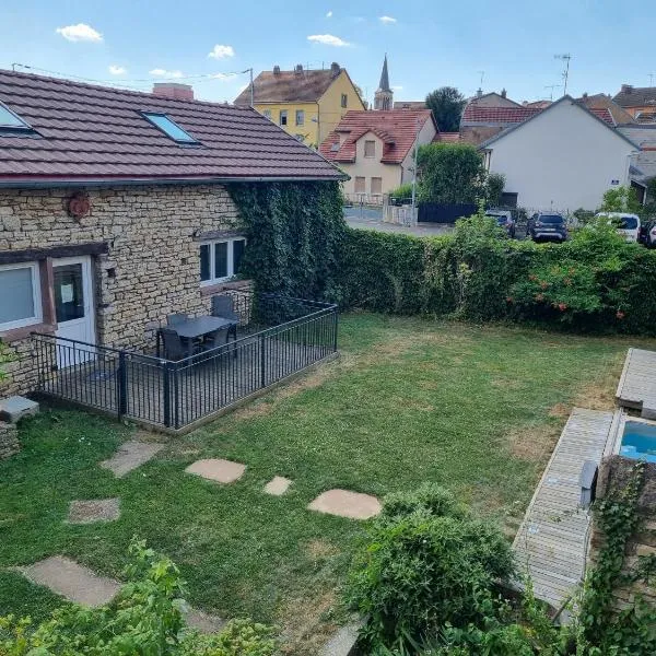 Jolie maison de centre-ville: Le Tournesac, hotel v destinaci Héricourt