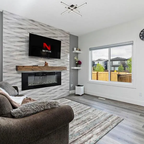The Happy place - Luxurious, Cozy and Modern Home with 4 bedroom Air-condition, Netflix, Free Parking close to Airport and West Edmonton Mall, hotel v destinácii Edmonton