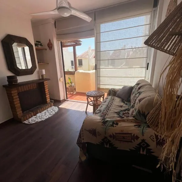 Klimatyczny penthouse blisko plaży, khách sạn ở Denia