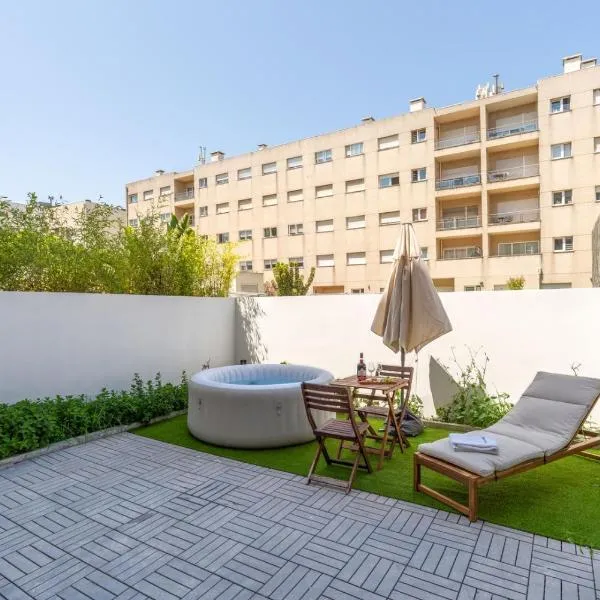 HostWise – Modern Flat w/ Terrace | Near the Beach, hotel v destinaci Matosinhos