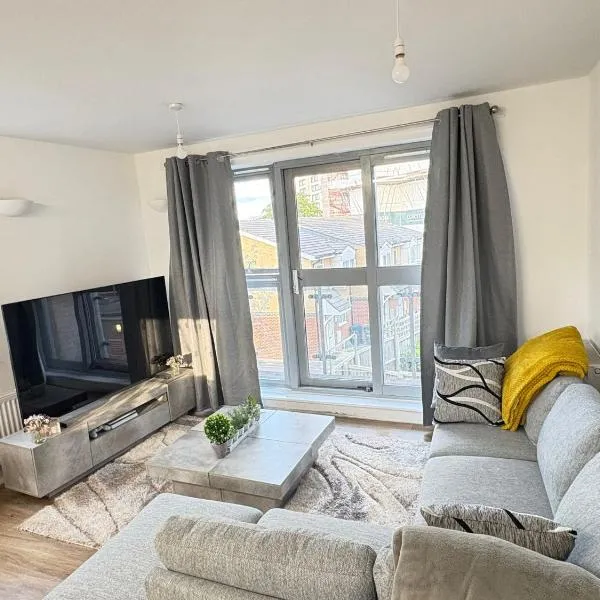 1 Bedroom Sleep 4 Urban Retreat with Private Balcony, Moments from Norwood Station & Crystal Palace FC: Norwood şehrinde bir otel