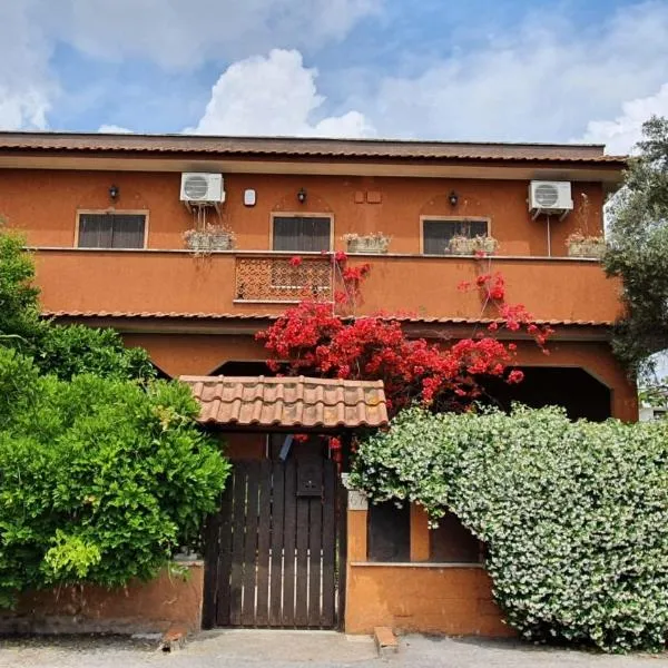 Ampie camere in villa in zona verde e tranquilla, hotel in Acilia