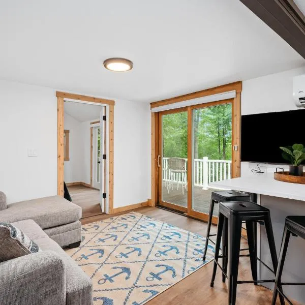 Arbutus Lake-Pine Forest-Pontoon Rentals, hotel din Traverse City
