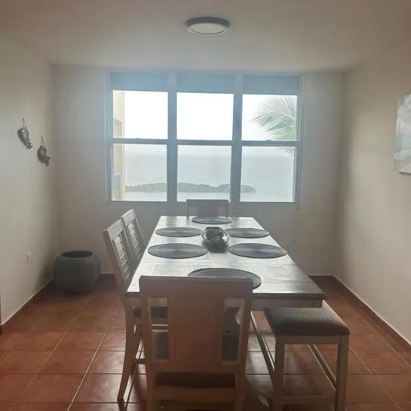 The Yellow House: Fully Equipped, Spectacular Beach View, hotel in Manati