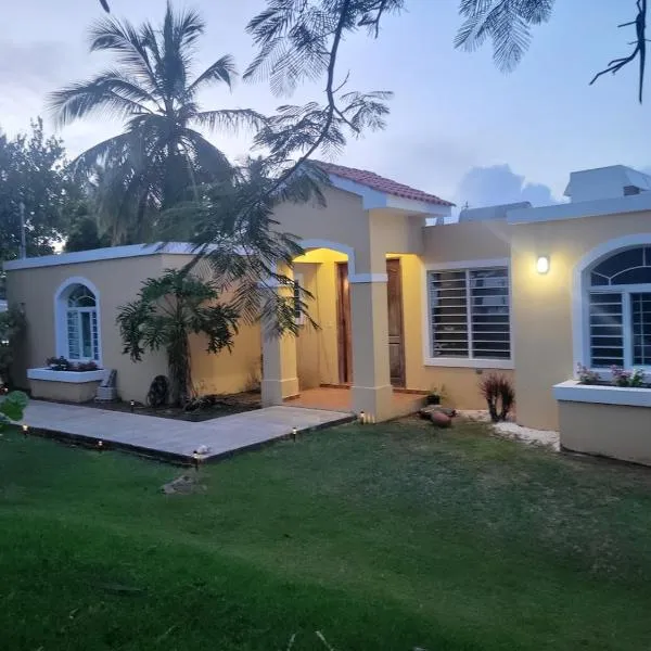 The Yellow House: Fully Equipped, Spectacular Beach View, hotel in Manati