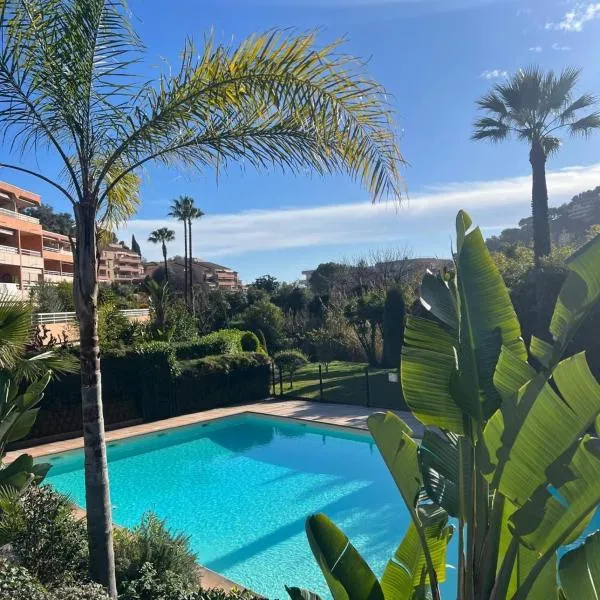Appartement moderne dans une résidence avec piscine, מלון במנטון