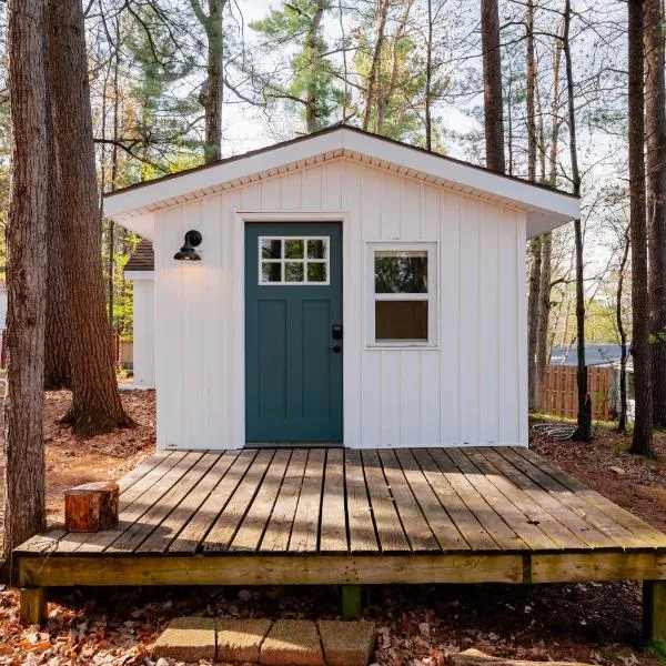 Cozy Cottage on Arbutus Lake, hotel v destinaci Traverse City
