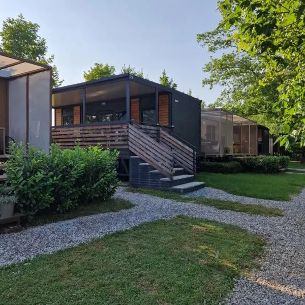 Tavio mobile house Kolpa, BIG BERRY, Metlika, hotel in Metlika