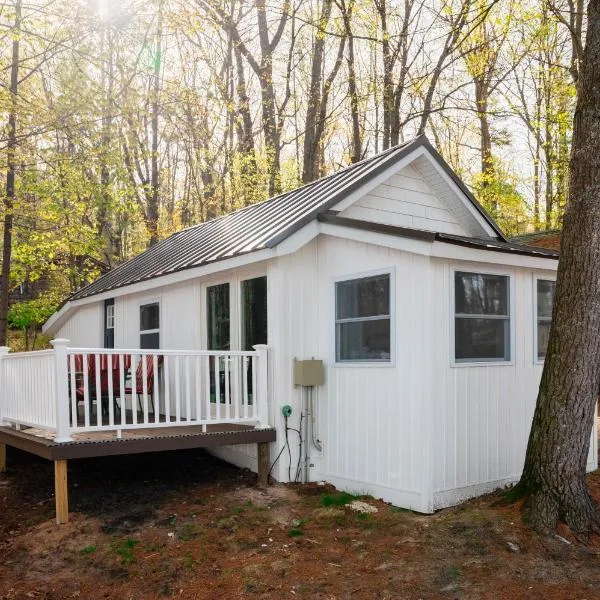 Fishing-Arbutus Lake-Pontoon Rental-Family Friendly, hotel v destinaci Traverse City