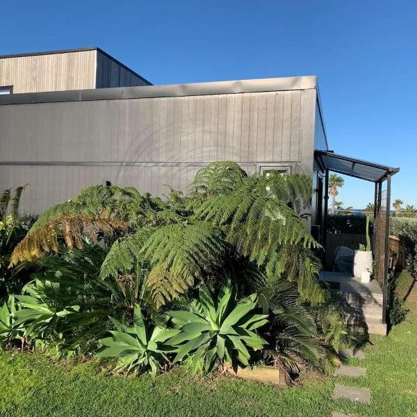 Wainui Beach studio - 2 minutes walk to beach, hotel in Gisborne