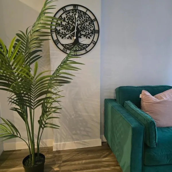 Contemporary 2-bedroom apartment with free gated parking, 2 bathrooms - for families, contractors, travellers for business and leisure, hotel in Birmingham