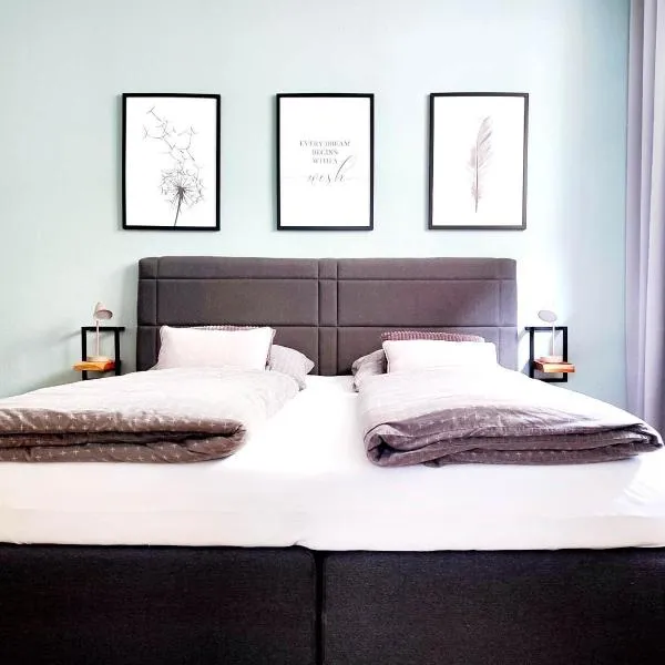 Flair-Apartments 'Apartment nähe Schlosspark', 300 m Bahnhof, Innenstadt Bad Salzuflen Stadtteil Schötmar, für Urlaub oder Geschäftsreise, separater Eingang, 24 Std Check-in,WLAN, Streaming-Fernseher, Küche, Regendusche, Doppelbett, 2 Schlafsofa, hotel u gradu 'Bad Salzuflen'